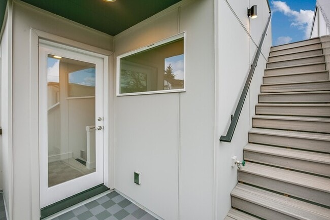 Building Photo - ULTRA-MODERN Townhome w/AC and Views in th...