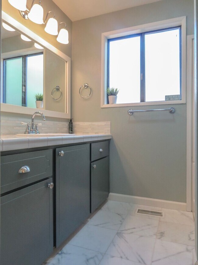 Building Photo - 4 Bedroom Tualatin Home Available - Inquir...