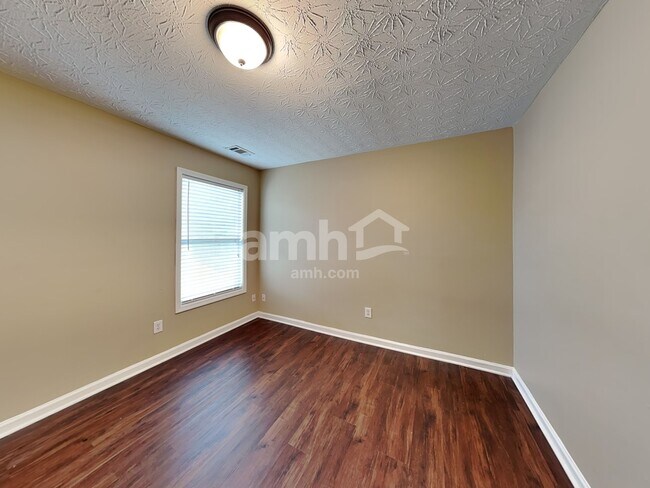 Building Photo - 2175 Village Green Dr