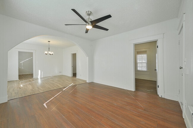 Building Photo - 607 N Evans Ave