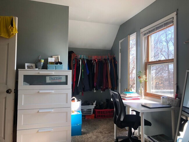 Building Photo - AVAILABLE JUNE - 2 BED 1 BATH