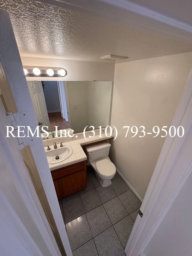 Building Photo - Spacious Townhome with Garage & Laundry in...
