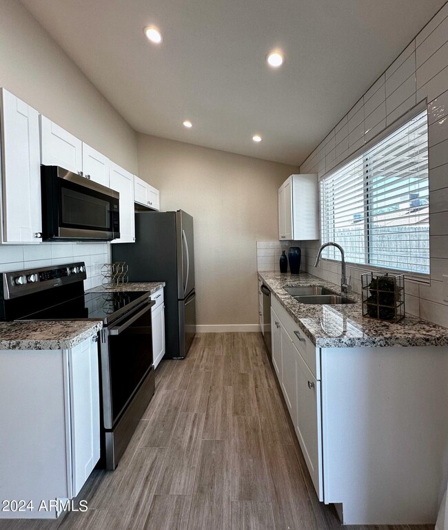 Building Photo - 3016 W Monona Dr