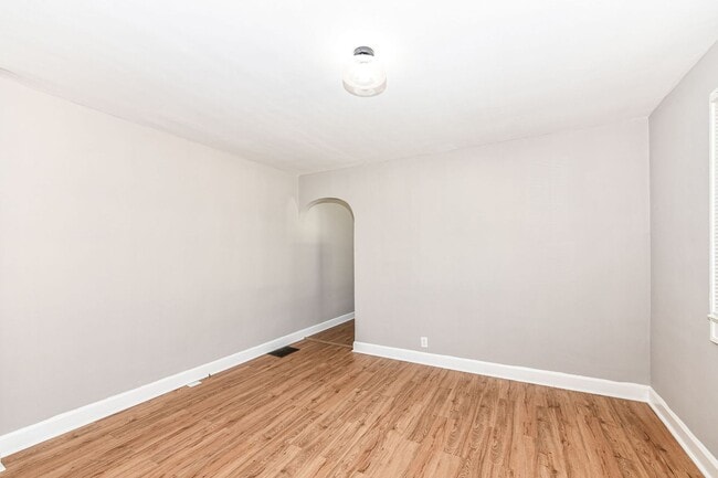 Building Photo - 802 N Denny St