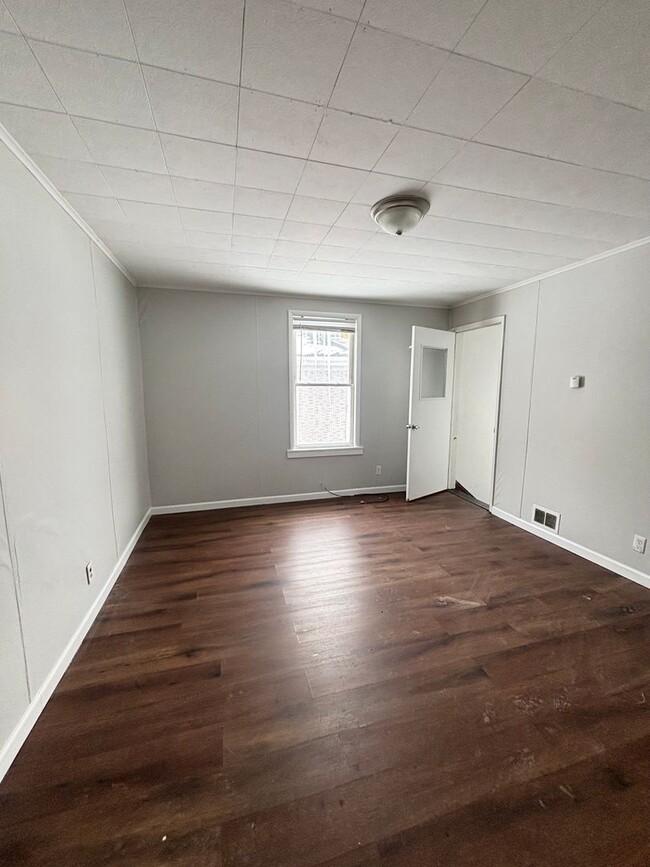Building Photo - 149 River St