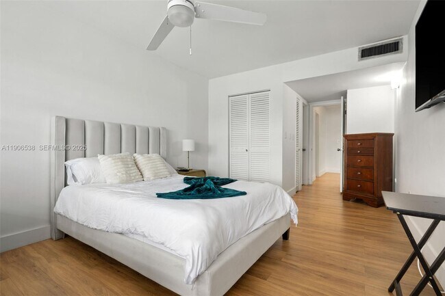 Building Photo - 1350 NE 191st St