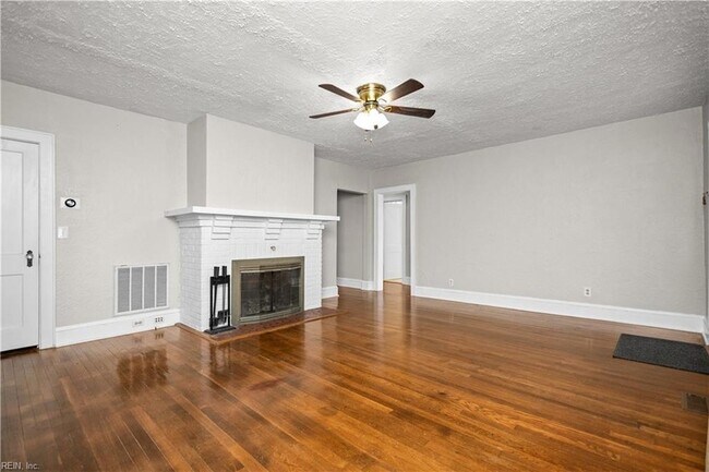 Building Photo - 3537 Buckingham St