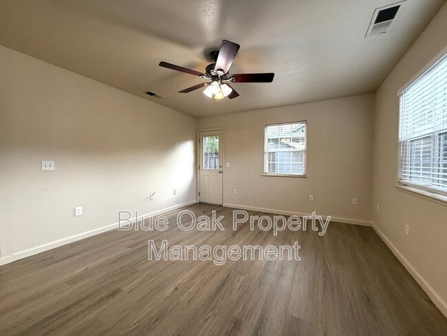 Building Photo - 524 W 1st Ave