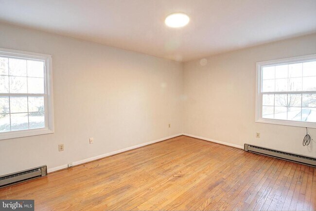 Building Photo - 1411 W 12th St