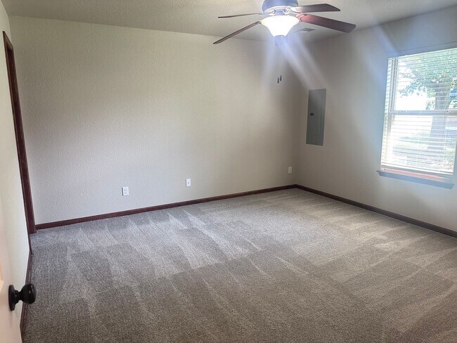 Building Photo - 108 SE Rose Garden Ln