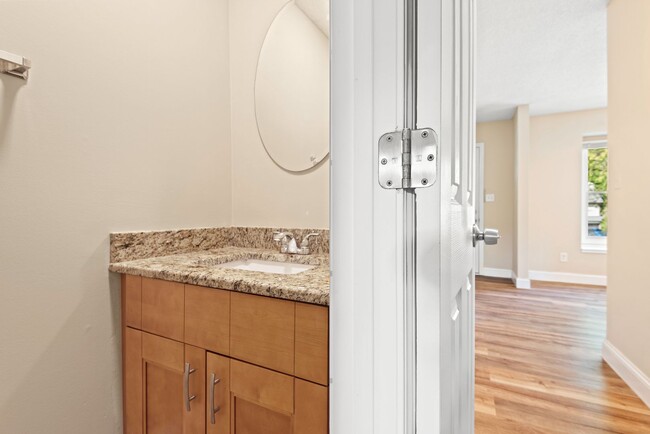 Building Photo - Lovely 2 Bedroom End Unit Townhome in NE R...