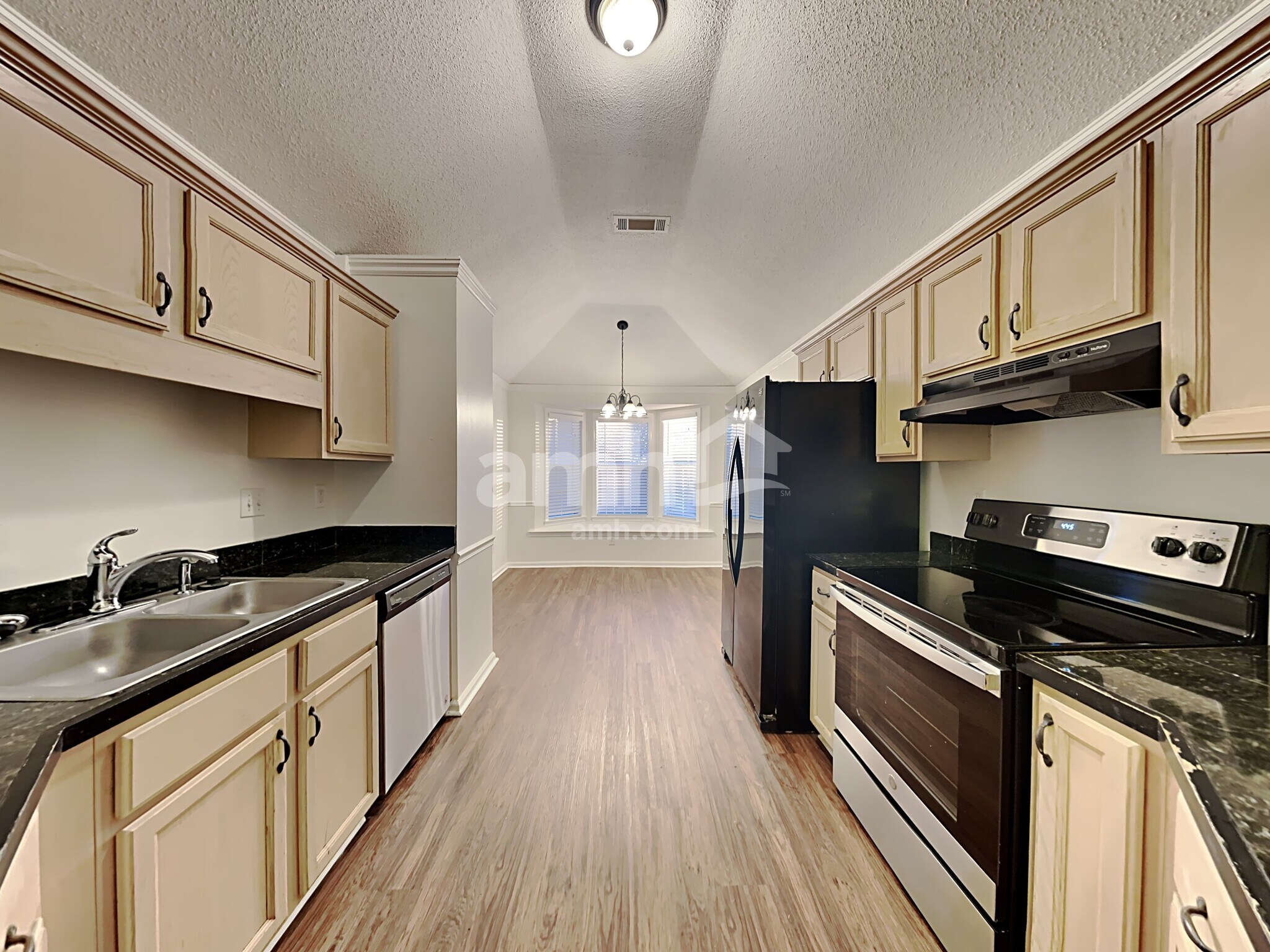 Building Photo - 10085 Woodland Grove Dr