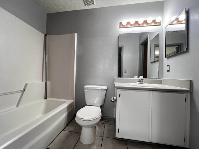 Building Photo - 1406 Golden Park Ct