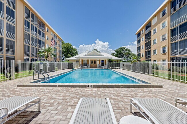 Building Photo - 308 Golfview Rd