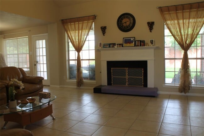 Building Photo - 1723 Monvale Ln