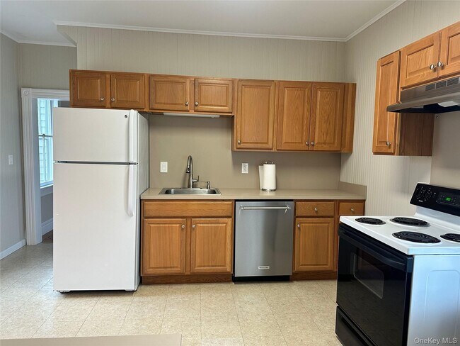 Building Photo - 611 Main St