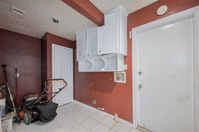 Building Photo - 4015 Black Locust Dr
