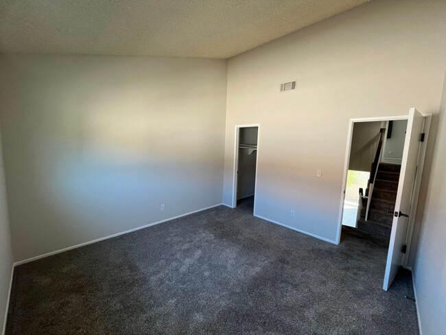 Building Photo - Newbury Park townhome w/3+2, en-suite, gar...