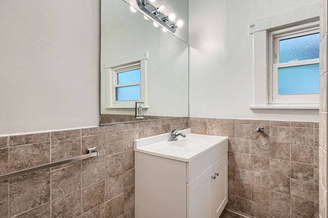 Building Photo - 960 Monroe St