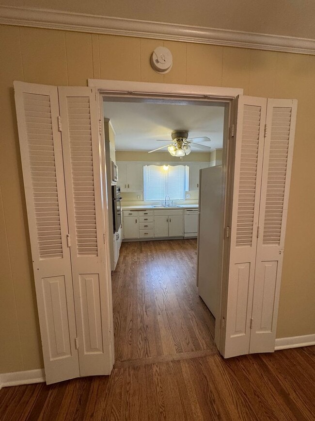 Building Photo - Spacious 1/2 Duplex in Great Waldo Area