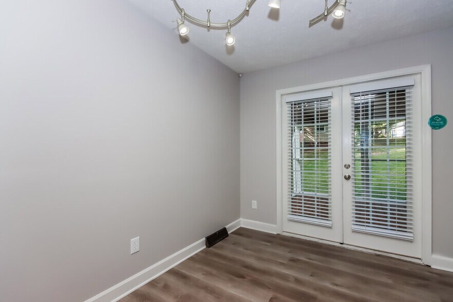 Building Photo - 917 Oakridge Dr