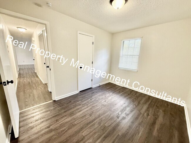 Building Photo - Beautifully Updated Split-Level Home in Blue Springs