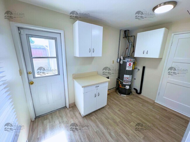 Building Photo - Newly upgraded 3 bd/1.5 bath with fenced yard
