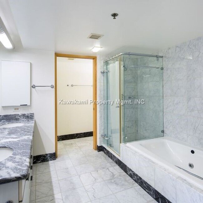 Building Photo - WAIKIKI LANDMARK...A GEM IN FINE LIVING......