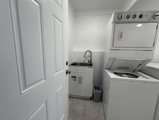 Building Photo - HALAWA HEIGHTS DUPLEX - 3 BDRM/1 BATH/2 PARKING (TANDEM)