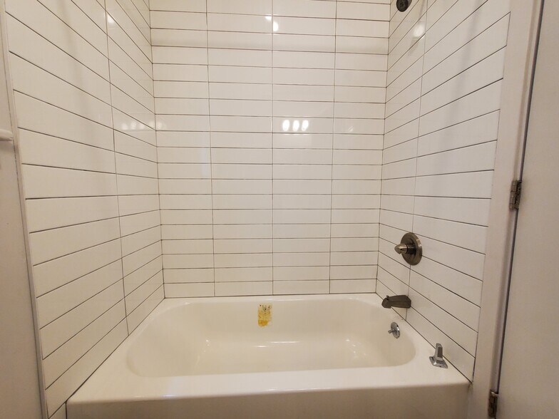444 Bergen Ave 2R - 441 Bergen Ave