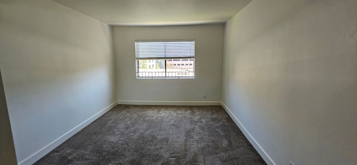 Building Photo - 10982 Roebling Ave