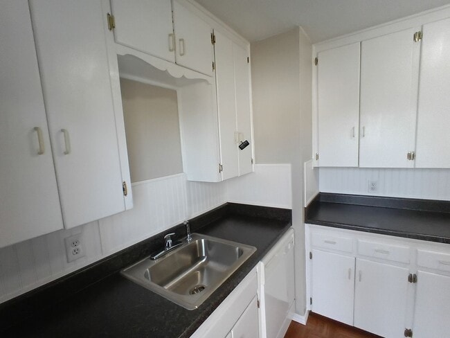 Building Photo - Cute 3 Bed or 2 bed and office