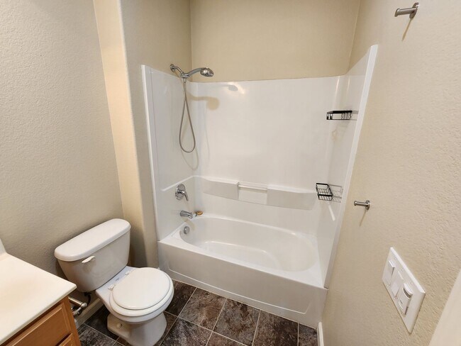 Building Photo - Inviting and Warm 3 Bedroom 2 Bath Home in Newman CA