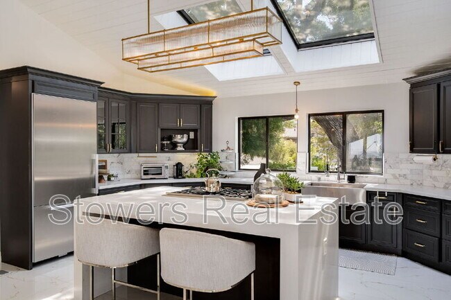 Building Photo - 357 La Casa Via
