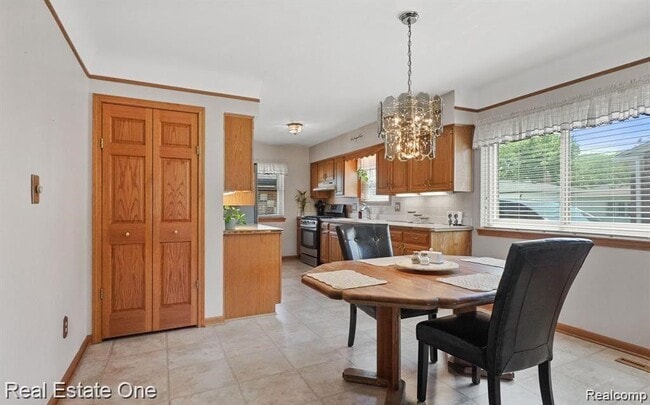 Building Photo - 6900 Crestwood St