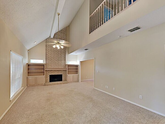 Building Photo - No Application Fee* $500 off first months ...