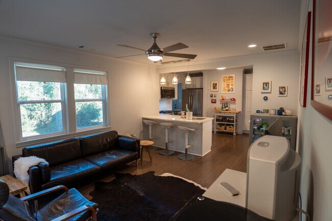 Building Photo - Charming 3 bedroom/ 2 bathroom in Normaltown, Home Close to UGA and Hospitals!