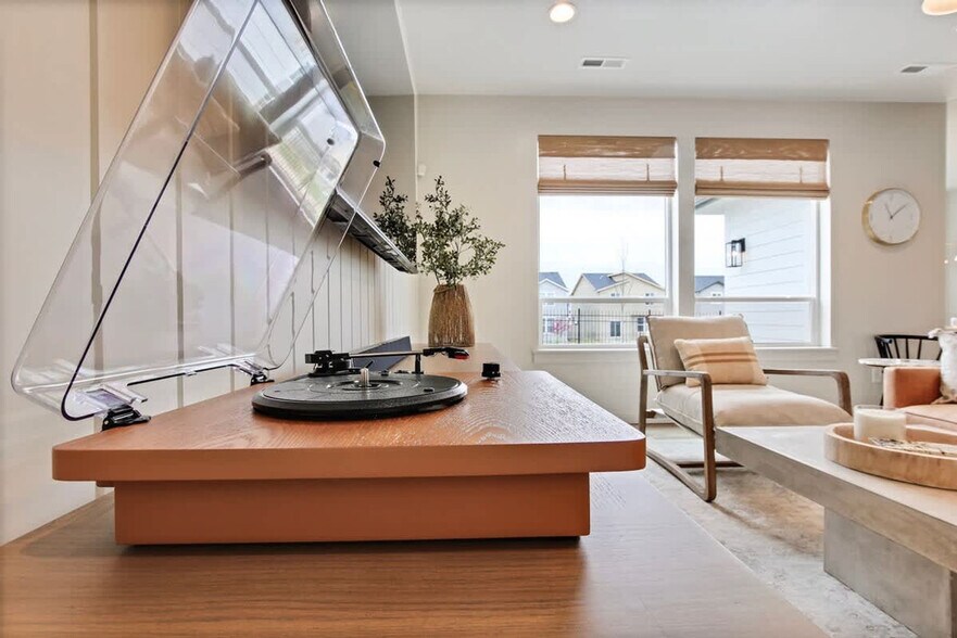 Building Photo - 313 S Iceberg Lake Ave