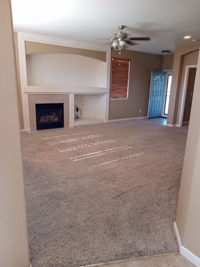 Building Photo - Double diamond home available for late May...