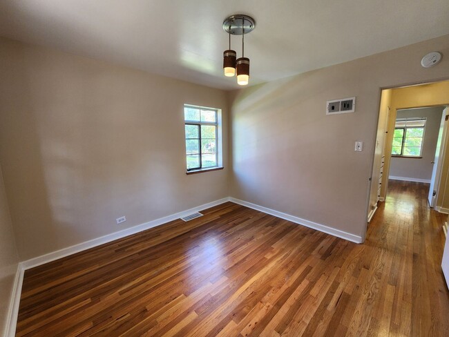 Building Photo - 2 Bed 1 Bath Unit In Great Location of Den...