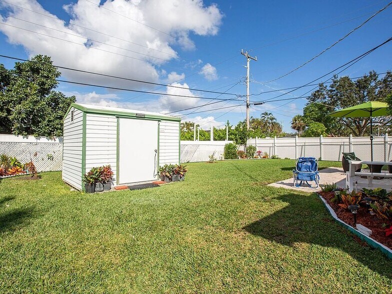 Building Photo - 343 Balsam St