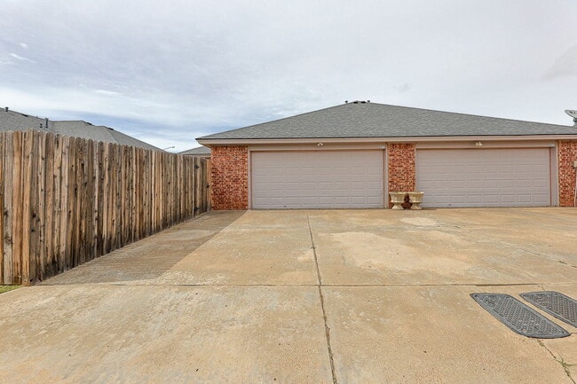 Building Photo - Don't miss this 2 Bedroom Duplex