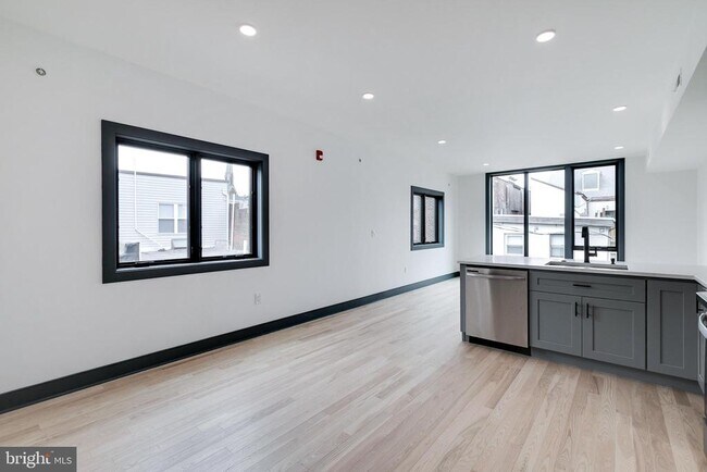 Building Photo - 555 N Lawrence St