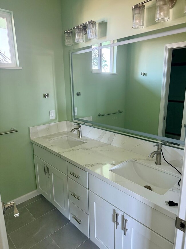 Building Photo - 1276 S Nahale Pl