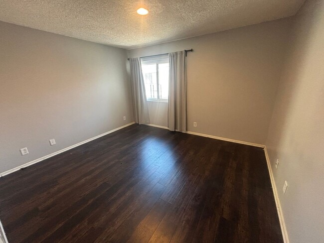 Building Photo - 3 Bedroom Townhome for Rent in Sylmar.