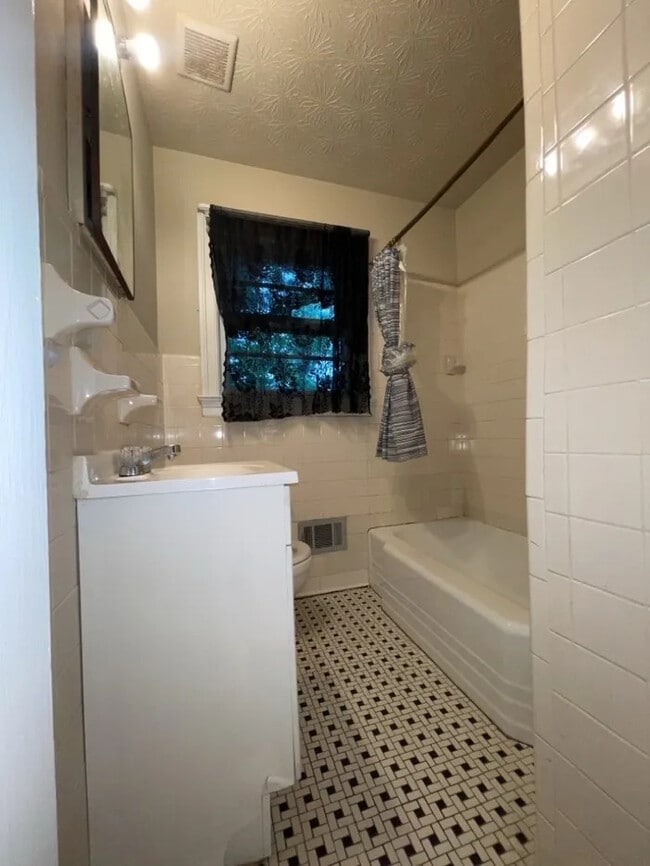Building Photo - 3 Bedroom 2 Bathroom
