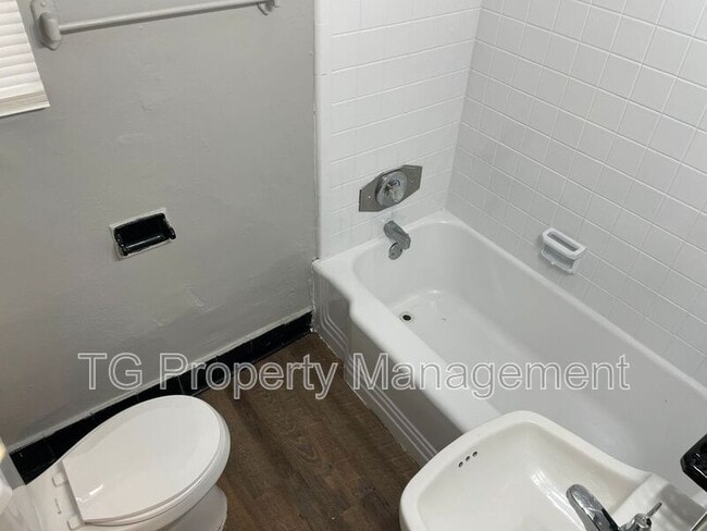 Building Photo - 5205 Hollycrest Dr