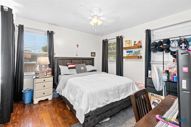 Building Photo - 906 Debus Dr