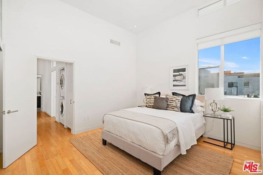 Building Photo - 742 N Hudson Ave