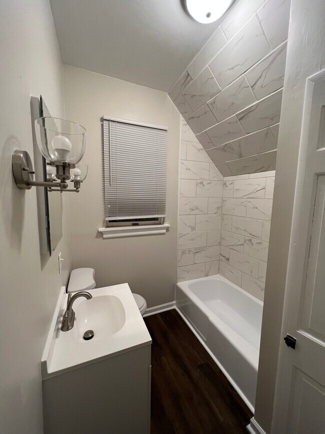 Building Photo - 1535 St Clair St